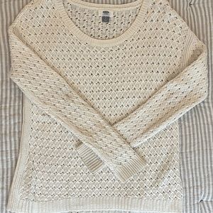 Old navy white sweater. Only worn once and in perfect condition!